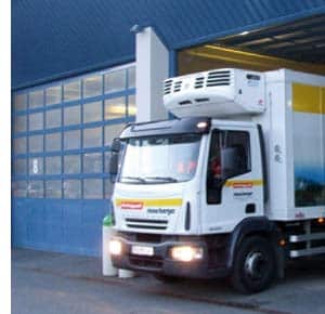ein LKW fährt gerade aus dem Lager aus 