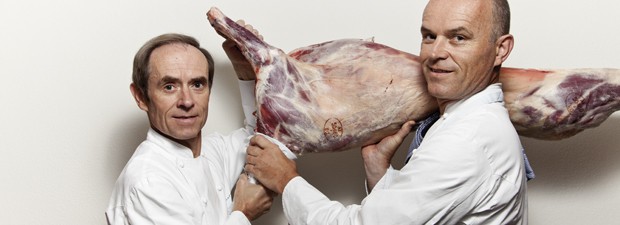 die Brueder mit einem Schwein