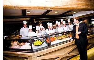 Michael Käfer vor der Fischtheke