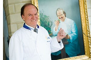 Heinz Winkler mit einem Gemaelde von sich selbst 