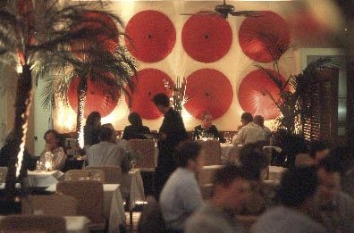 Restaurant ein gut besuchtes Restaurant mit indoor palmen