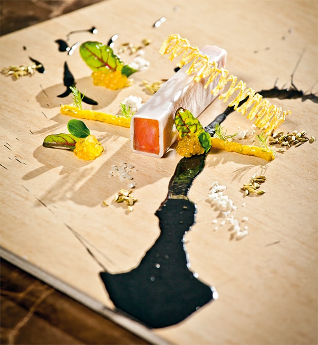 Saibling mit Apfel-Fenchelmarmelade und Tintenfischjus Saibling mit Apfel-Fenchelmarmelade und Tintenfischjus