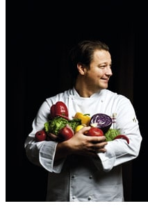 Andreas Döllerer in den Händen Gemüse