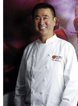 Nobuyuki „Nobu“ Matsuhisa lächelnd