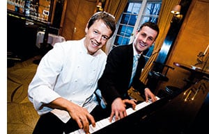 Hans Horberth sitzt mit einem Pianisten am Klavier und haut fleissig in die Tasten 