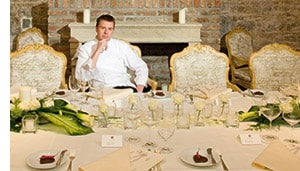 Joachim Wissler Joachim Wissler sitzend an einer langen Tafel