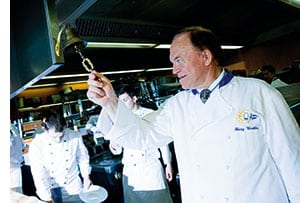 Heinz Winkler laeutet die Glocke in der Kueche 