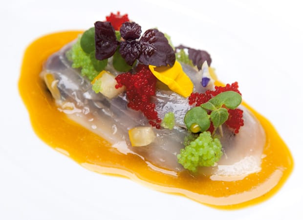 Marinierter Kingfisch auf schwarzem Reis  mit Orangen-Kardamom-Sauce 
