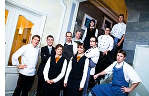 Hans Horberth posiert inklusive Team auf den Treppen 
