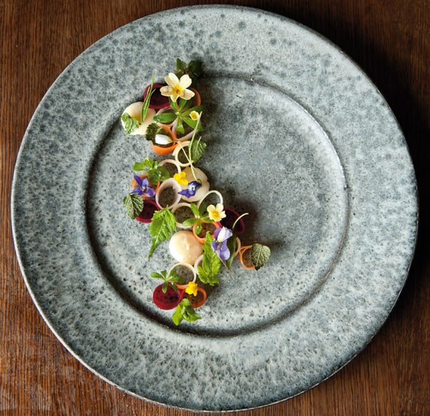 Eingelegtes Gemüse, Schweinerostbratensaft und geräuchertes Knochenmark Eingelegtes Gemüse, Schweinerostbratensaft und geräuchertes Knochenmark
