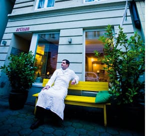 Thorsten Gillert auf einer gelben Holzbank