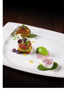 Feines von Kräutern, Gemüse und Thunfisch
