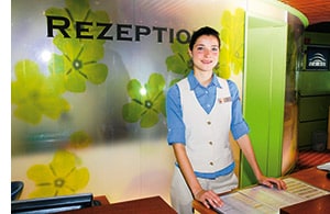 Annika Pinther an der Rezeption der AIDA 