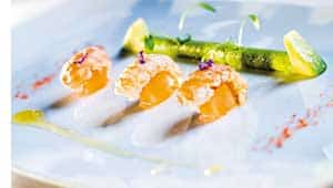 Flusskrebse auf Ingwermelone mit Avocadocreme