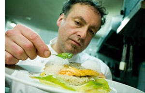 Klaus Jaquemod beim Anrichten seiner Fischspezialitäten