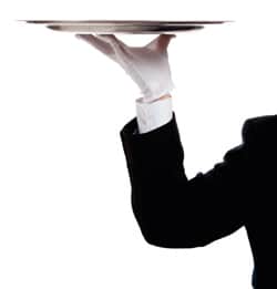 ein Arm eines Butlers, hält ein silbernes Tablett