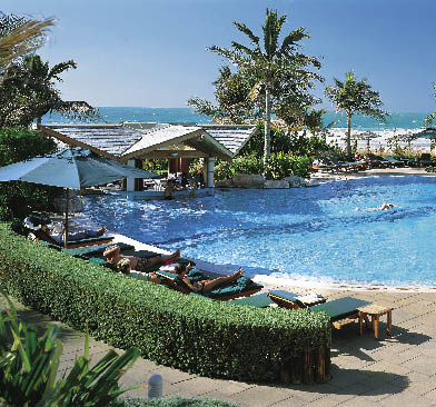 der Aussenpoolbereich des The Jumeirah Beach Club Resort & Spa