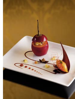 Gefüllte Tamarillo mit exotischem Früchtecocktail und Mangosorbet