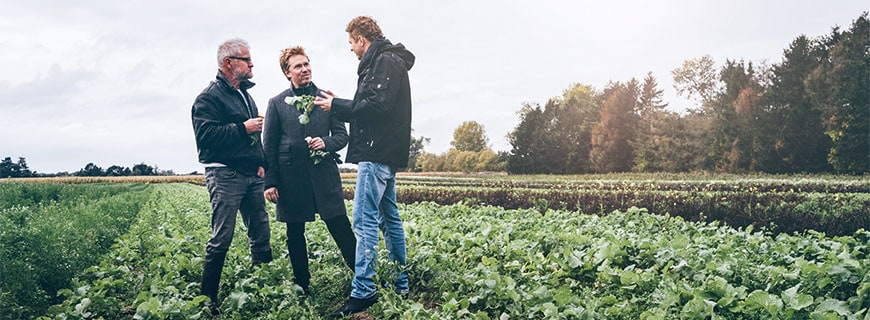 Søren Selin (Mi.) und Martin Klein (re.) auf der Farm von Søren Wiuff (li.) 