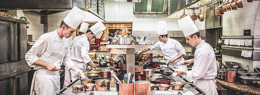 Die Köche von Paul Bocuse bei der Arbeit