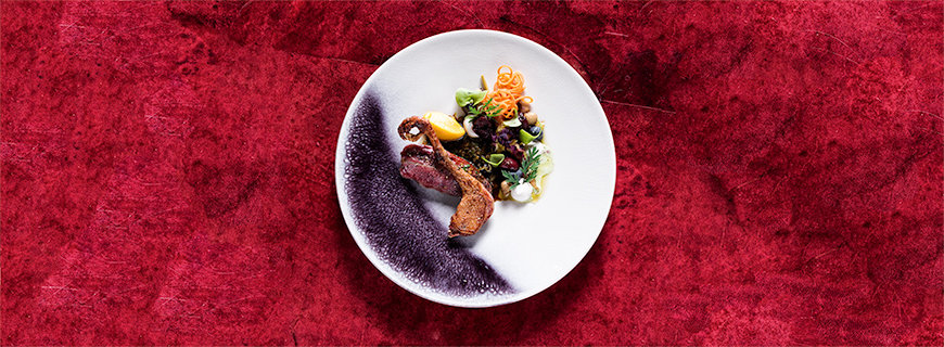 "Taube – Karotte, Pfeffer, Kirsche“ von Arne Anker, Restaurant Pauly Saal