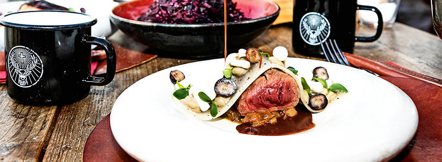 Hirschfilet im Gewürzteig mit Rettich und Pilzen