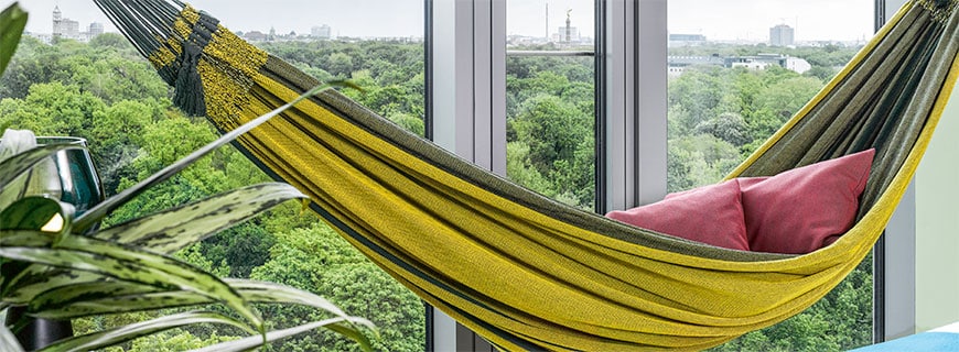 eine Hängematte vorm Fenster