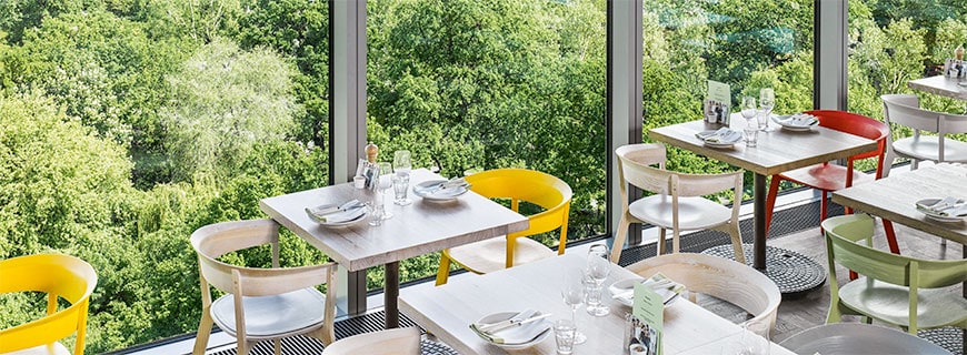 Restaurant mit Aussicht auf den Wald