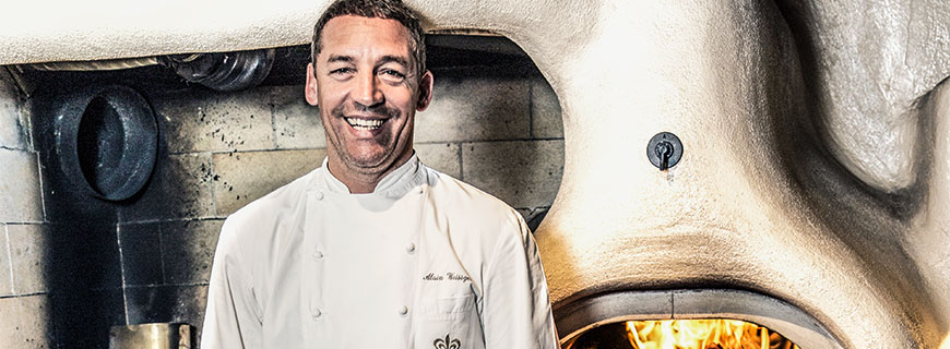 Alain Weissgerber vom Restaurant Taubenkobel vor seinem Holzofen