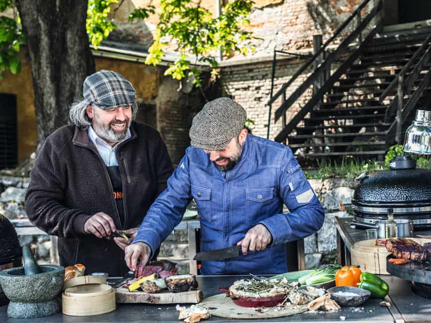 Mit im Gepäck hat Giuseppe Messina (re.) seinen alten Kumpanen Stephan Stohl, um der Gastrowelt einmal vor Augen zu führen, dass auch abgefahrenes Fine Dine am Grill möglich ist Mit im Gepäck hat Giuseppe Messina (re.) seinen alten Kumpanen Stephan Stohl, um der Gastrowelt einmal vor Augen zu führen, dass auch abgefahrenes Fine Dine am Grill möglich ist