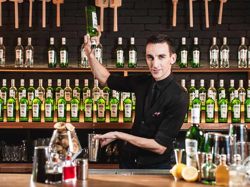 An die Mixer, fertig, los: Marek Posłuszny Marek Posłuszny mixt einen Cocktail hinter einer Theke