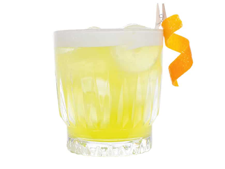 In diesem frischen Drink mit dem Namen Sunbeam mixt Posłuszny Gurke, Tangrine, Limette mit Apple Bourbon.