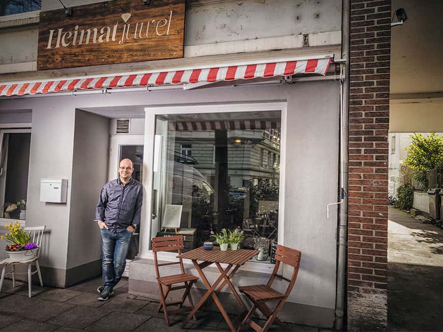 Marcel Görke und Heimatjuwel Koch Marcel Görke vor seinem Restaurant dem Heimatjuwel