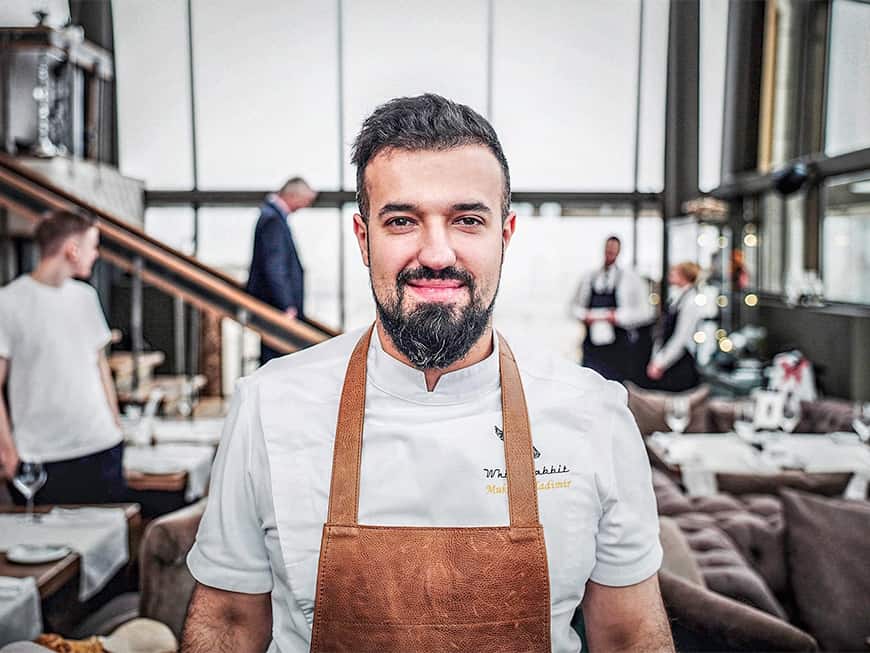 Zwischen weißen Hasen und dem verrückten Hutmacher kocht Vladimir Mukhin auf Weltniveau Zwischen weißen Hasen und dem verrückten Hutmacher kocht Vladimir Mukhin auf Weltniveau