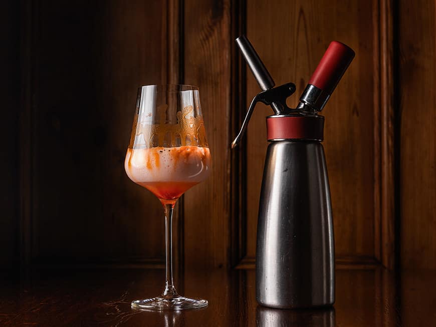 Eine aktuelle Kreation aus dem Hause Frank, Restaurant Horváth: Rhabarbersoda mit Paprika-Minz-Reduktion.