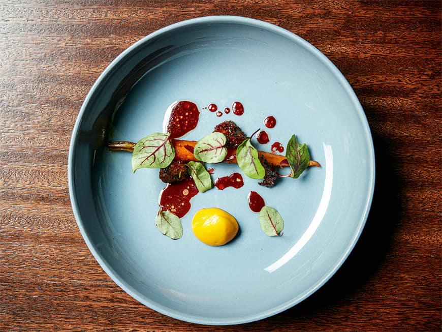 Karotte, Ochsenschwanz und Hibiskus: Gericht von Momofuku-Mastermind David Chang.