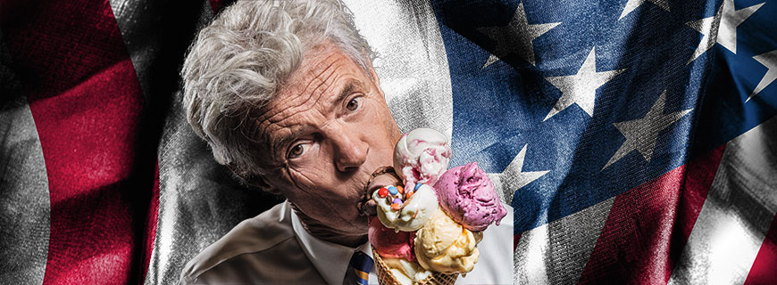 Charly Temmel mit Eistüte vor US-Flagge