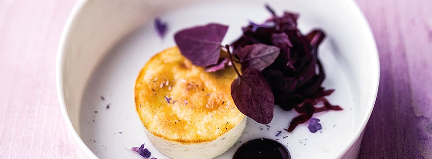 Rezept von Tanja Grandits, Restaurant Stucki, Basel: Ziegenkäse-Wacholder-Kuchen mit Blaukraut-Pickles