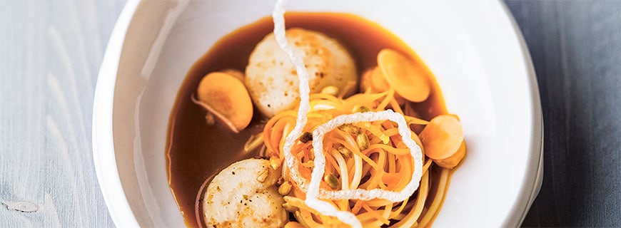 Rezept von Tanja Grandits, Restaurant Stucki, Basel: Jakobsmuschel mit Karotten-Sauerkraut und Orangenblüten-Dashi