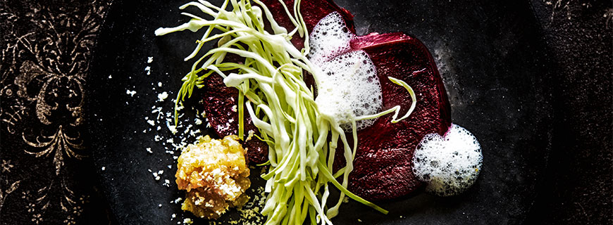 Bergforellen-Tatar Bergforellen-Tatar Mit Weißkraut, Meerrettich, saurer rote Bete und Apfelschaum