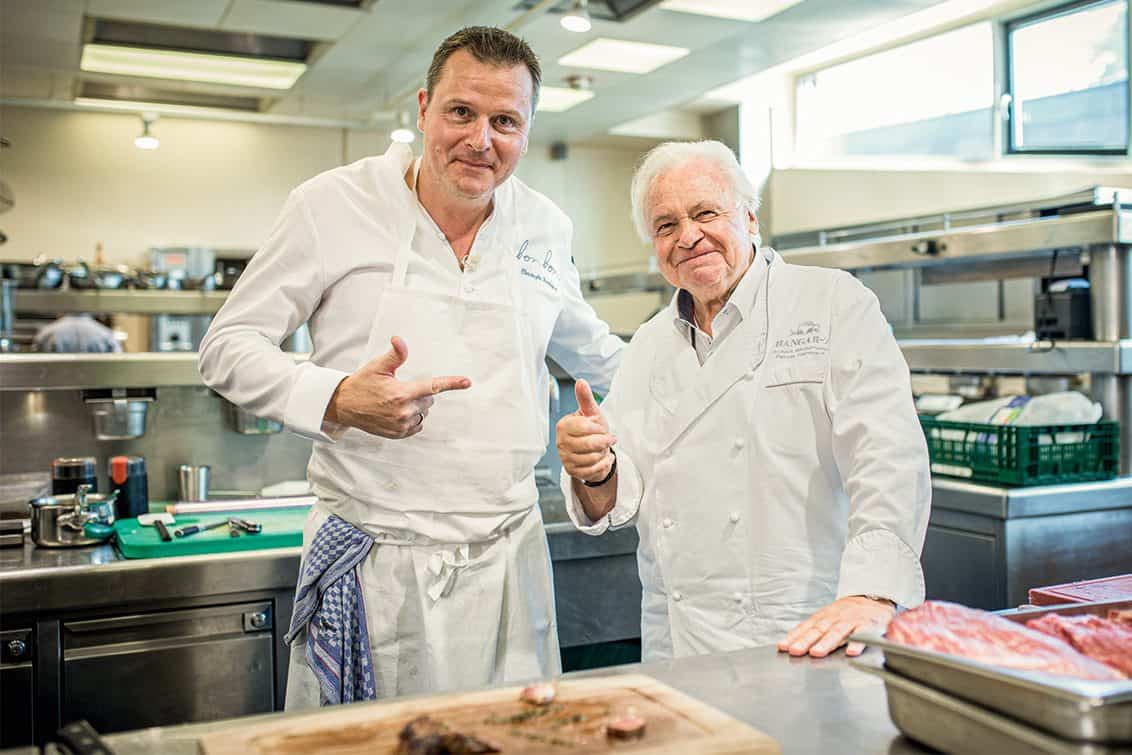 Gastkoch Christophe Hardiquest und Eckart Witzigmann im Hangar-7