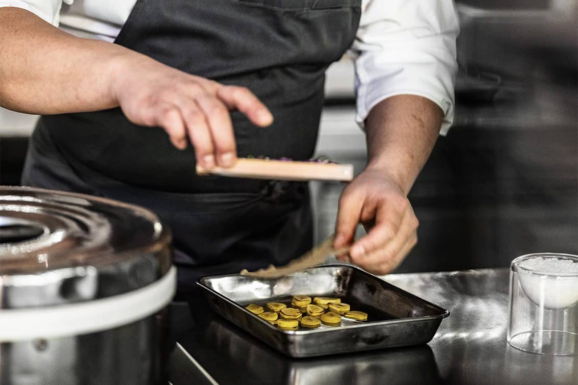 Yoshizumi Nagaya in der Küche seines Restaurants Nagaya in Düsseldorf