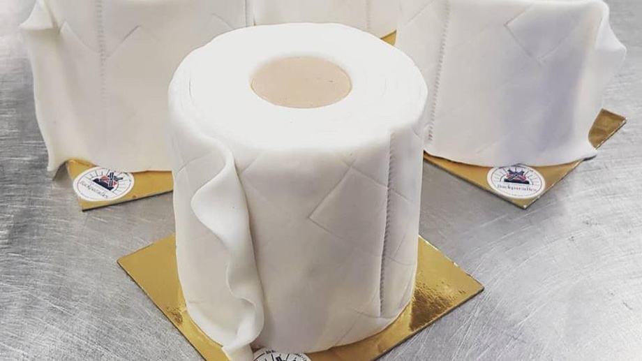 toilettenpapier-kuchen-vom-schuerener-backparadies-hier-koennen-kunden-problemlos-eine-rolle-ergattern-