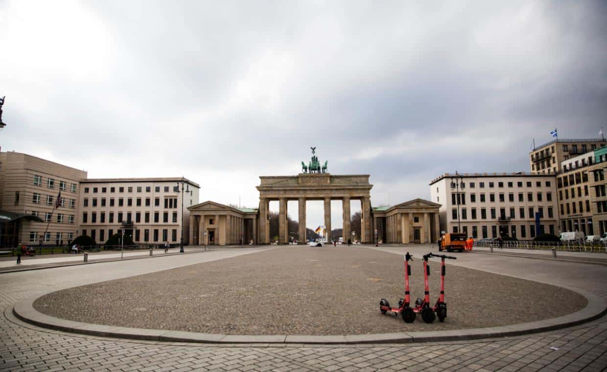 berlin-corona-brandenburger-tor-GettyImages-1213528777-1