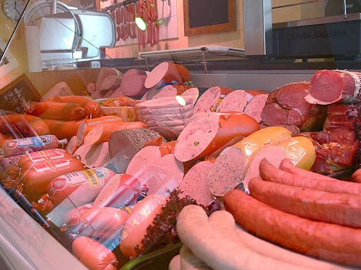 fleischerei-theke-fleisch-wurst