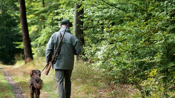 jäger-mit-hund-wald