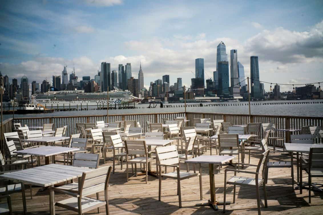 leere-stühle-geschlossen-corona-restaurant-usa-amerika-1132x755
