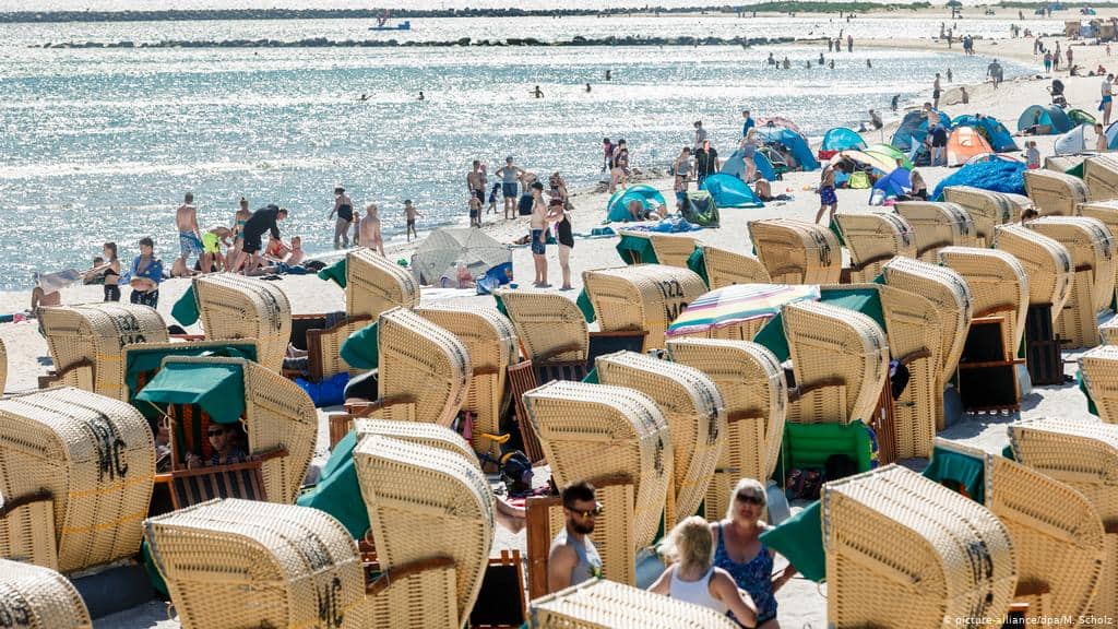 italien-tourismus-strand-liege-massen
