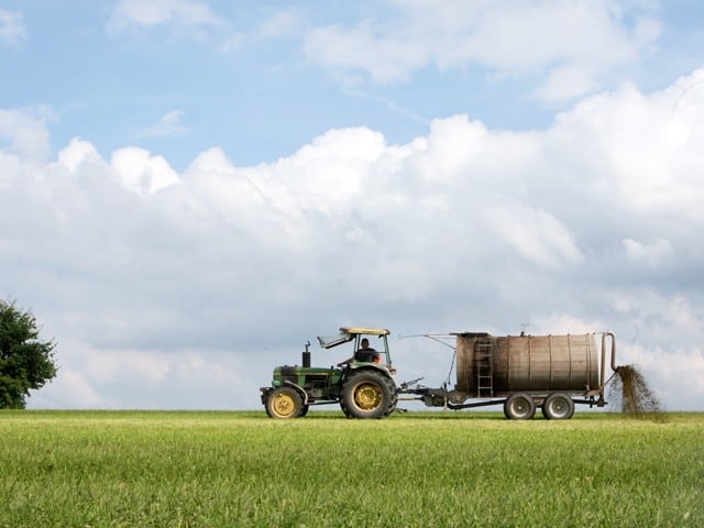 landwirtschaft-bauer-feld-traktor-jauche