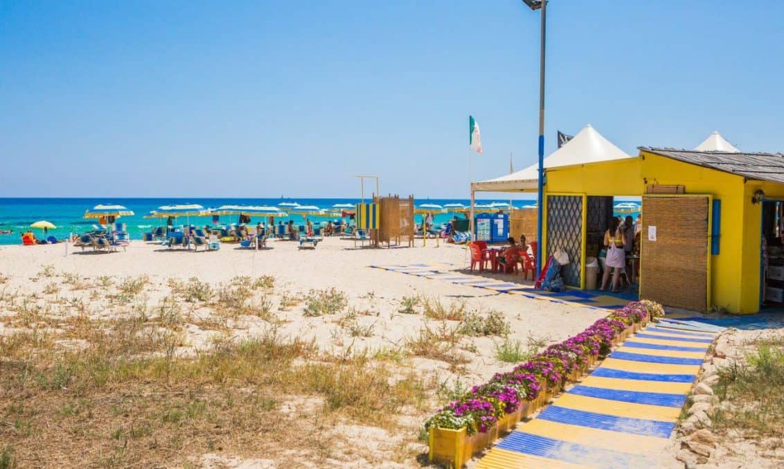 sardinien-strand-hütte-1132x677